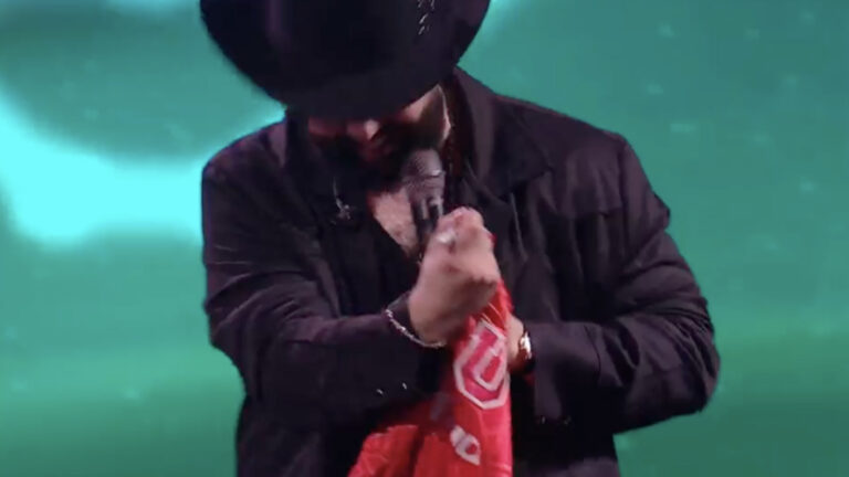 Fanático entrega camista de la Universidad de Chile a Carín León en Viña 2025