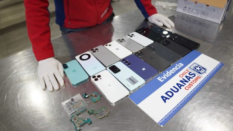 Sujeto proveniente de vuelo internacional intentó ingresar a Chile con 15 celulares robados: Los tenía en su maleta