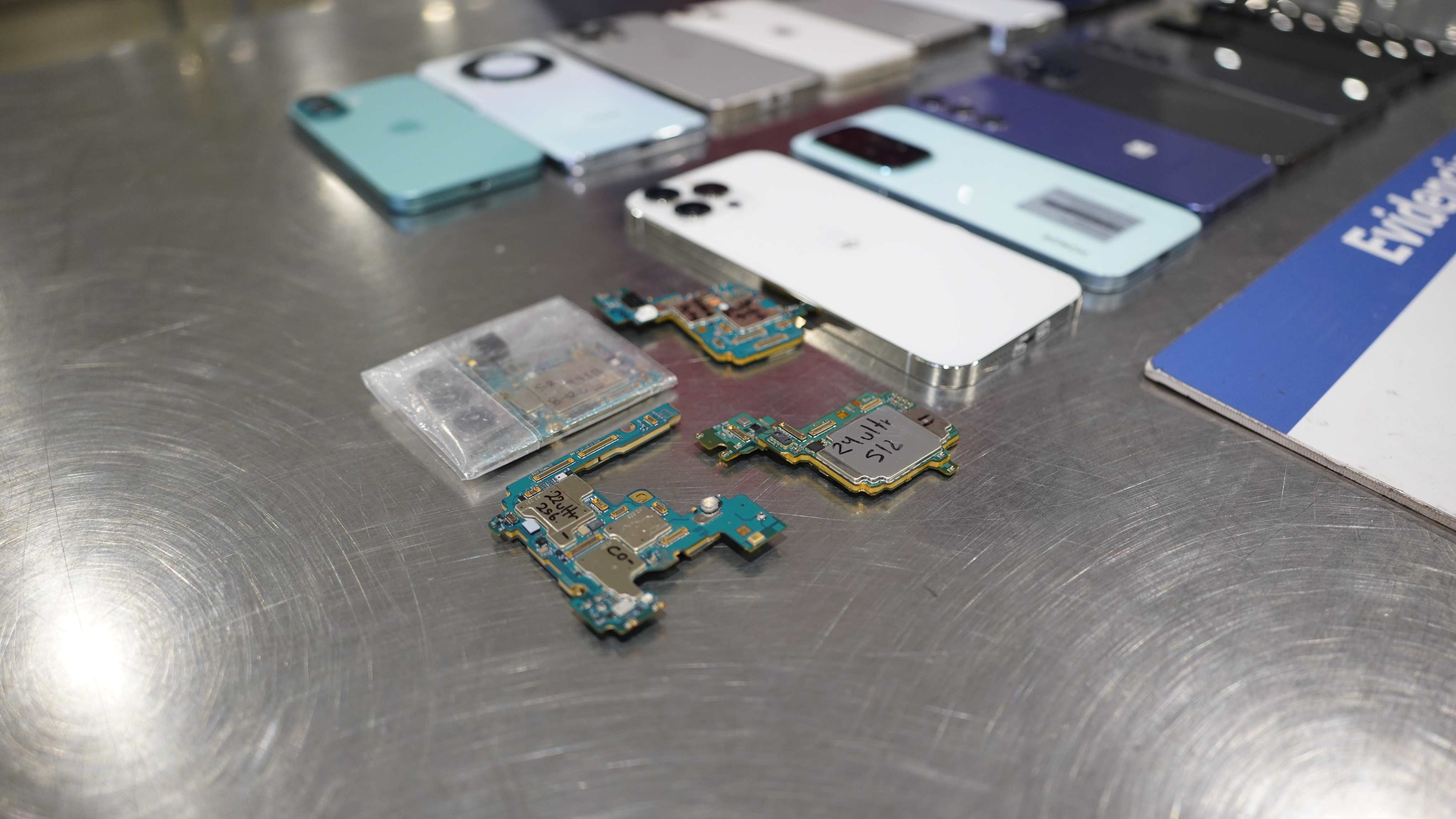 Sujeto que venía en vuelo internacional intentó ingresar a Chile con 15 celulares robados: Fue detenido. Aduana