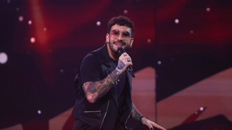 Piñera, Boric, Maite Orsini y la Convención Constitucional: las alusiones a la política en la presentación de Edo Caroe en Viña 2025