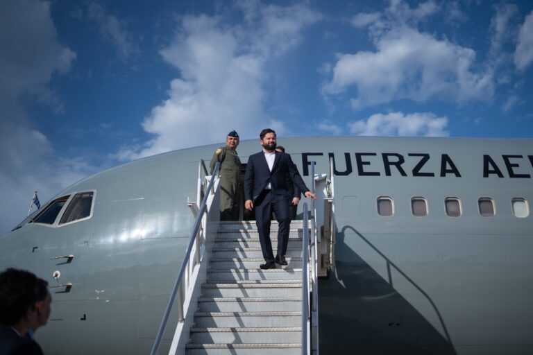 Presidente Gabriel Boric ya está en Uruguay: Se reunirá con Luis Lacalle, Yamandú Orsi y Pepe Mujica