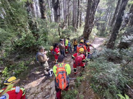 Rescate en Alerce Costero: Encuentran con vida a tres adultos mayores y su guía que llevaban perdidos más de 24 horas