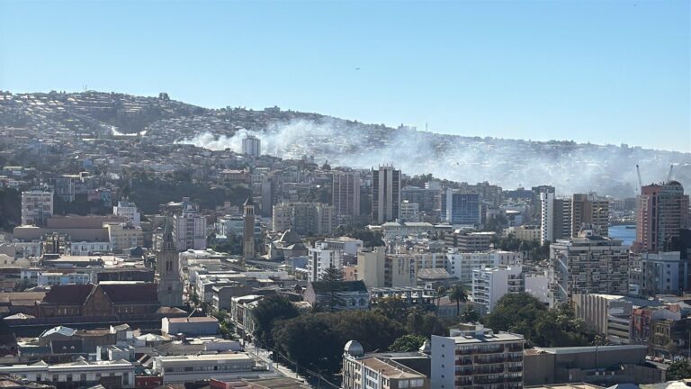 Región de Valparaíso: Piden evacuar sectores de cerro Cordillera por incendio