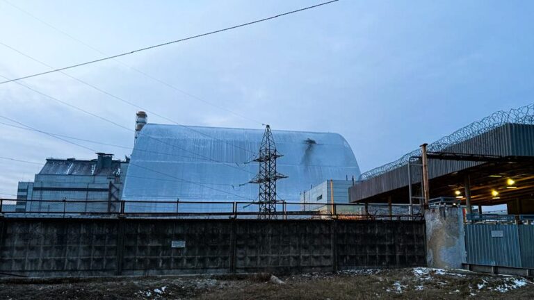 Ucrania denuncia ataque con drones rusos en la central nuclear Chernóbil: El Kremlin niega las acusaciones