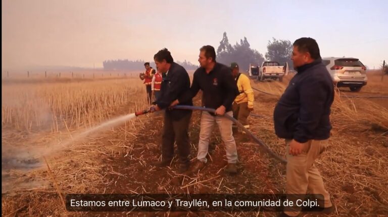 “Un chiste”, “Patético” y “vergüenza”: Ministro Valenzuela recibe duras críticas por video apagando llamas en Traiguén