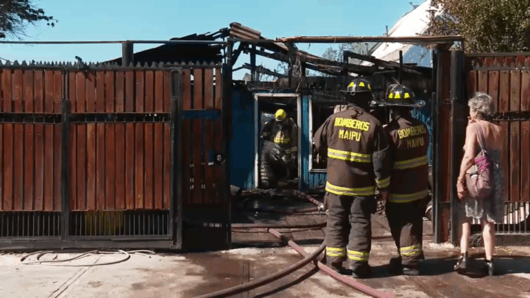 Incendio devastador en Maipú afecta viviendas: Más de 80 bomberos combaten siniestro
