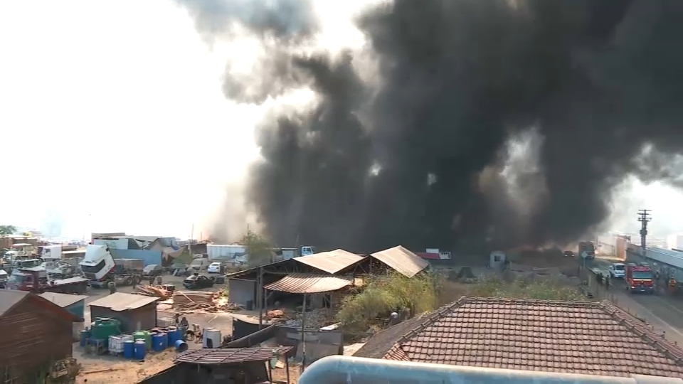 Evacúan sector de Camino a Melipilla por incendio forestal: Hay alerta roja comunal.