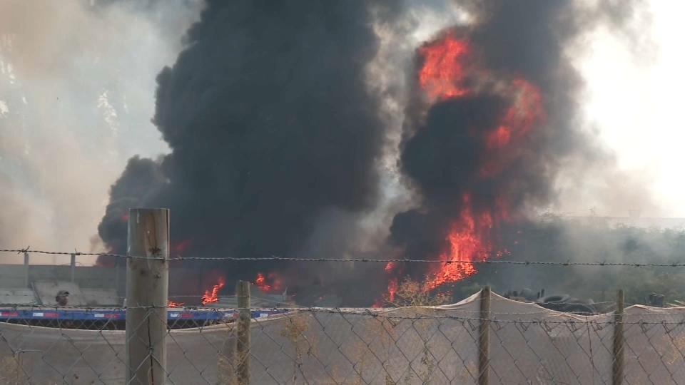 Bomberos trabajan para extinguir incendio forestal en Padre Hurtado: Fuego avanza hacia sector de Camino a Melipilla. 
