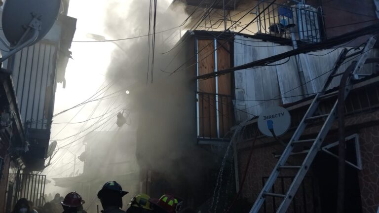 Incendio consume cité en Santiago Centro: Familias tuvieron que ser evacuadas