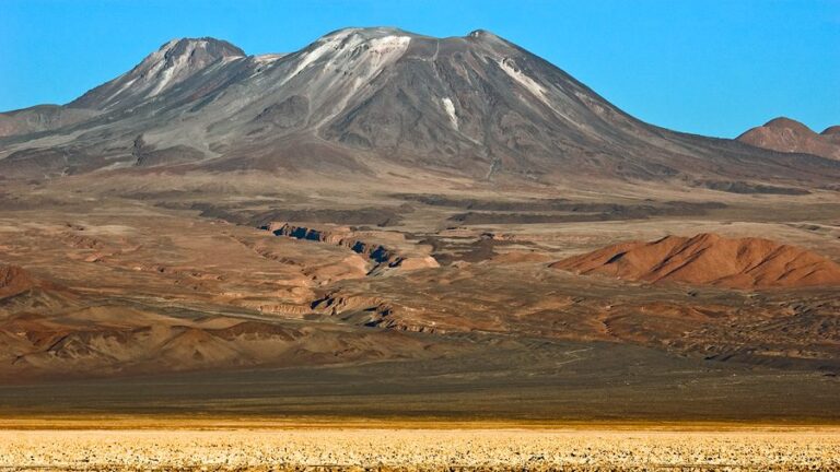 Aumentan alerta por volcán Láscar a Amarilla por actividad registrada en las últimas horas