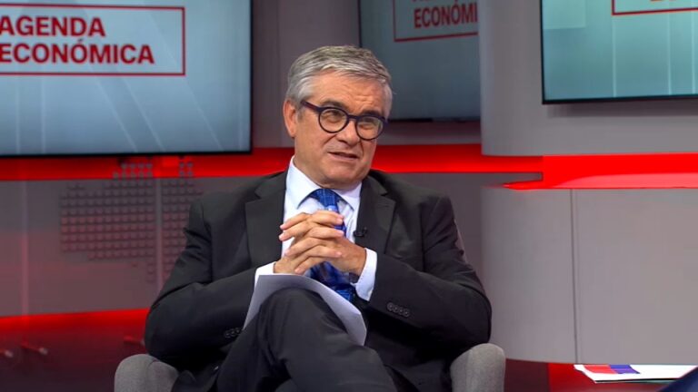 Ministro Marcel adelanta que contemplan baja al impuesto a la renta: 