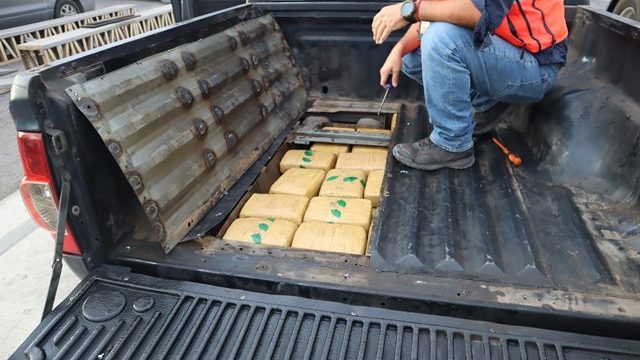 Se dirigía a Santiago: Hombre conducía camioneta con doblefondo donde escondía más de 46 kilos de marihuana