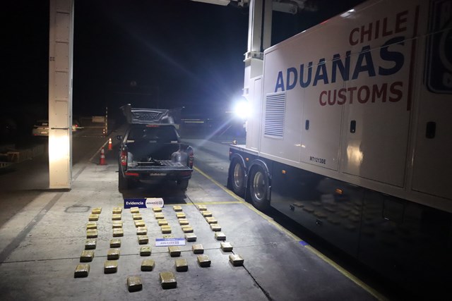 Se dirigía a Santiago: Hombre conducía camioneta con doblefondo donde escondía más de 46 kilos de marihuana. Aduanas
