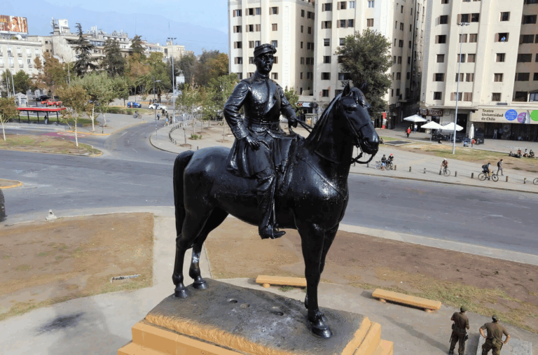 Una estatua en disputa: Cómo la reubicación del monumento a Baquedano inició una arremetida de la oposición