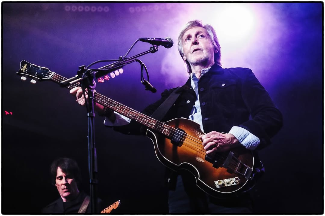 Paul McCartney sorprendió a los neoyorquinos con un improvisado concierto en el icónico Bowery Ballroom. @mjkim_lalala