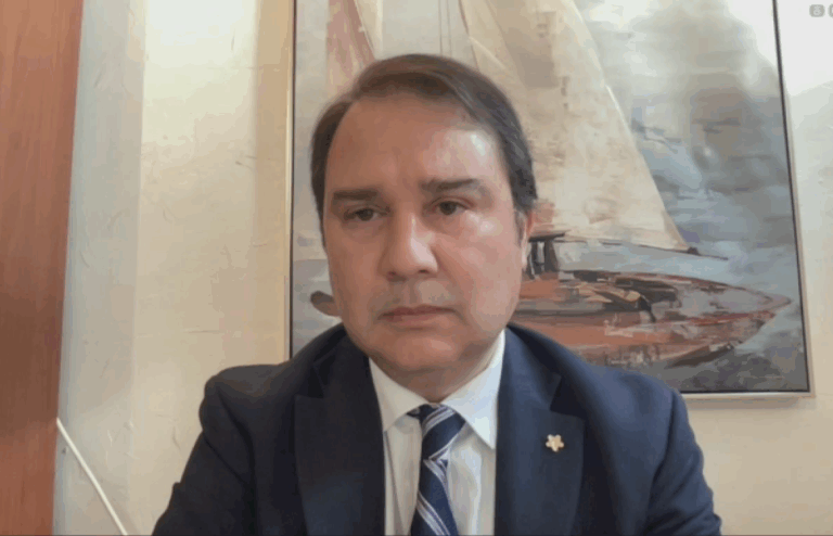 “Me alegro de que el FA renuncie a tener un candidato