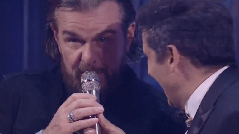 Bochornosa entrega de la Gaviota de Plata a The Cult al cierre del Festival: Guitarrista pidió “una mejor”, pero no le dieron la de Oro