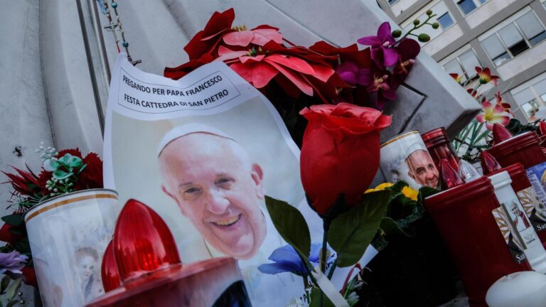 El papa presenta una 