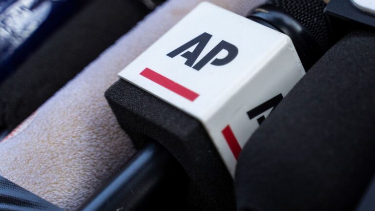 AP denuncia bloqueo a reportero en la Casa Blanca por no querer usar 