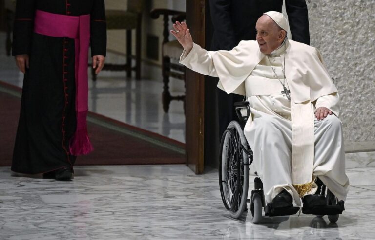 El papa Francisco pasó de nuevo una noche tranquila: “La situación permanece estable”