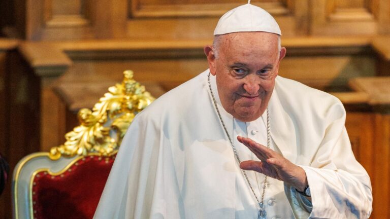 El papa Francisco padece una infección polimicrobiana con un cuadro 