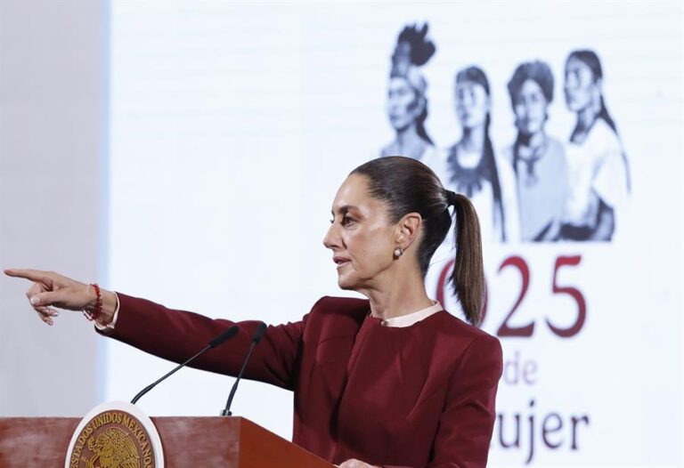 Presidenta de México amenaza con demandar a Google por cambiar el nombre al golfo de México