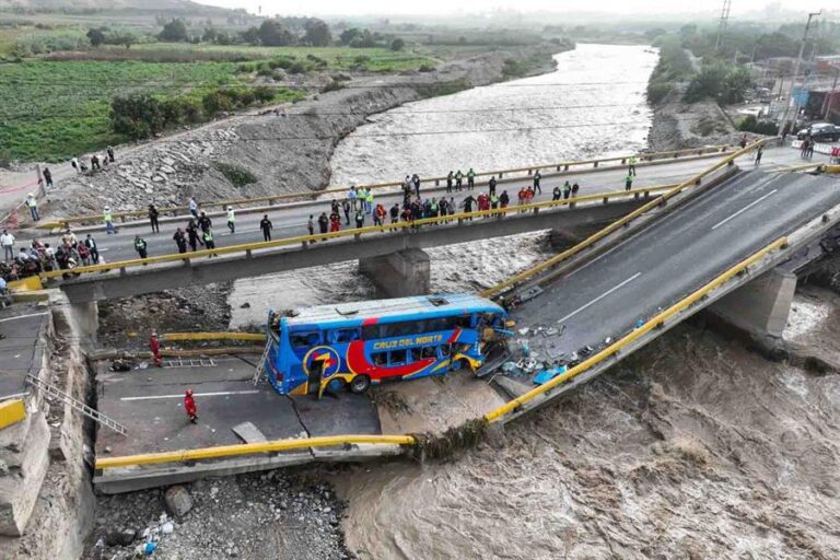 Vehículos caen al río durante colapso de puente en megapuerto de Chancay en Perú: Hay 2 personas muertas y 30 heridos