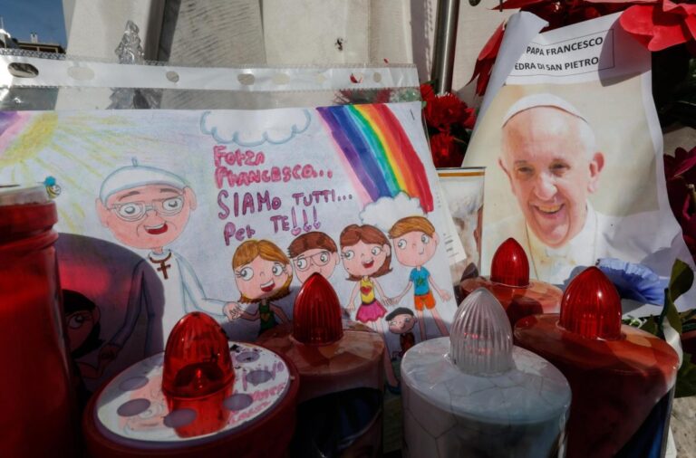 El papa Francisco pasó bien la noche y está descansando: Continúa en estado crítico