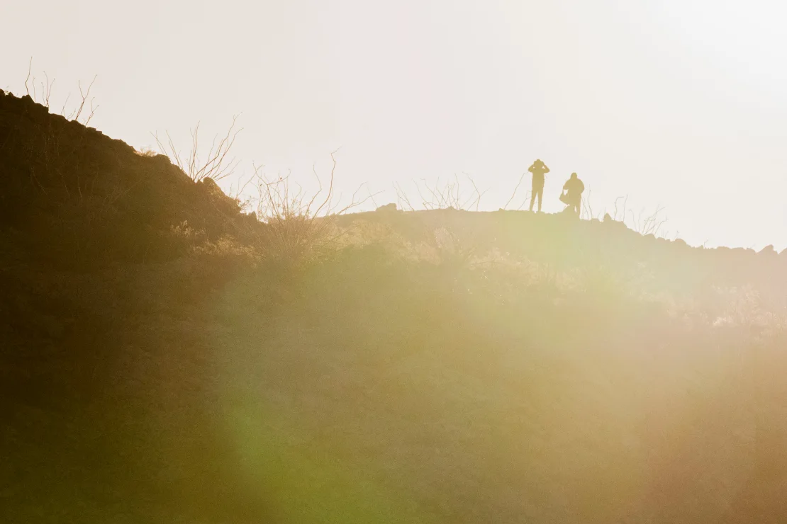 Un explorador del cártel mira a través de binoculares la frontera entre Estados Unidos y México en Sunland Park, Nuevo México, el 24 de enero. Justin Hamel/Bloomberg/Getty Images