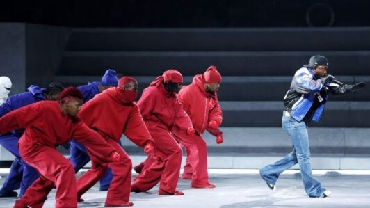 Los pantalones de Kendrick Lamar para el Super Bowl marcan el regreso de los jeans acampanados