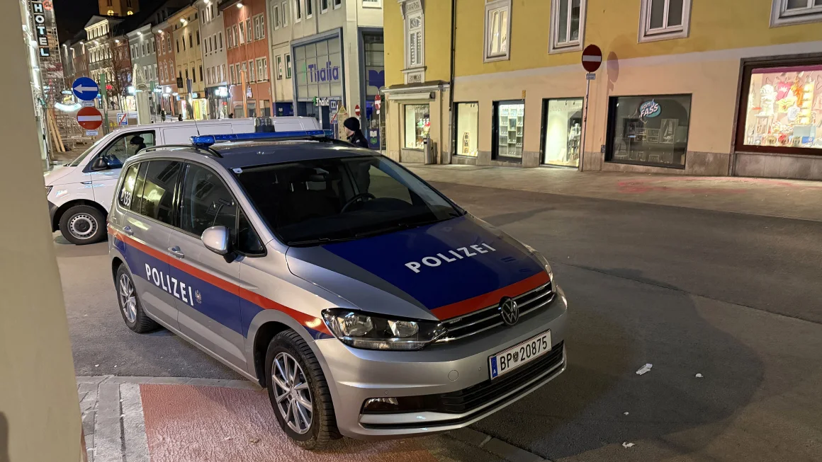 Se ve a la policía después de un ataque con cuchillo cerca de la plaza principal en el centro de la ciudad de Villach, en el sur de Austria, el 15 de febrero de 2025. Gerd Eggenberger/APA/AFP/Getty Images