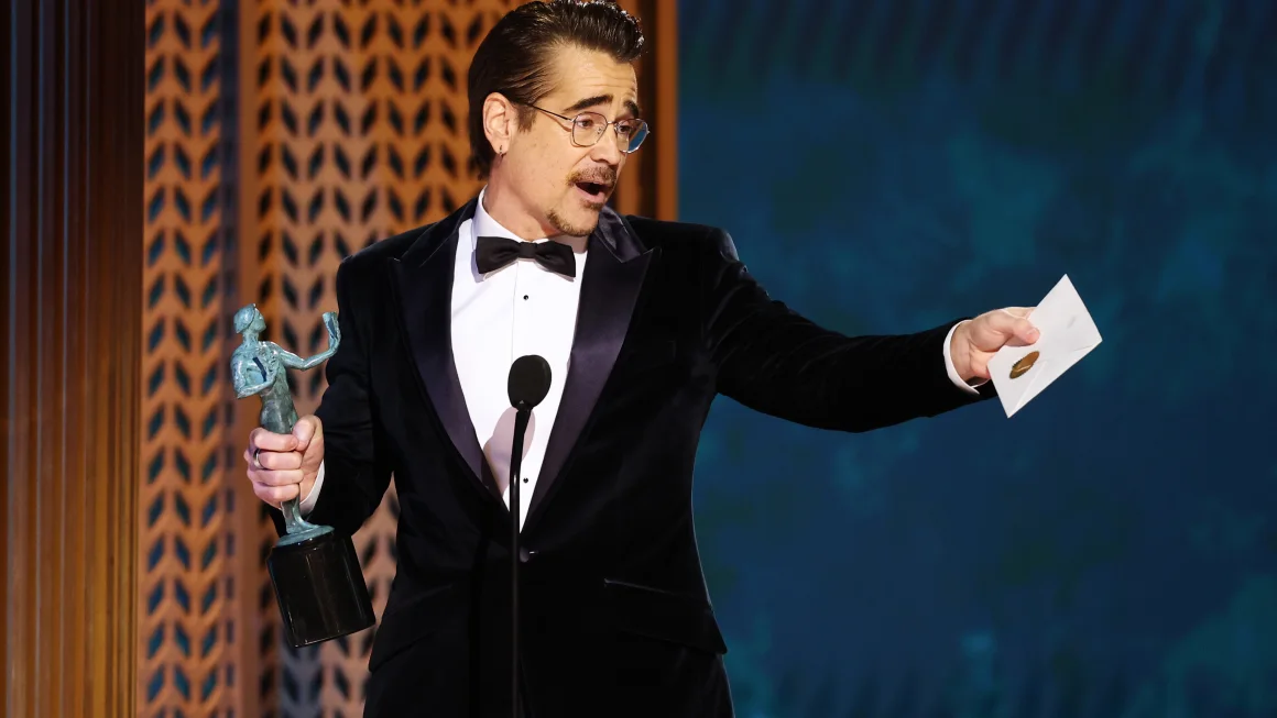 Colin Farrell acepta el premio a la mejor interpretación de un actor masculino en una película para televisión o miniserie por "The Penguin" el 23 de febrero de 2025 en Los Ángeles, California. Matt Winkelmeyer/Getty Images North America/Getty Images