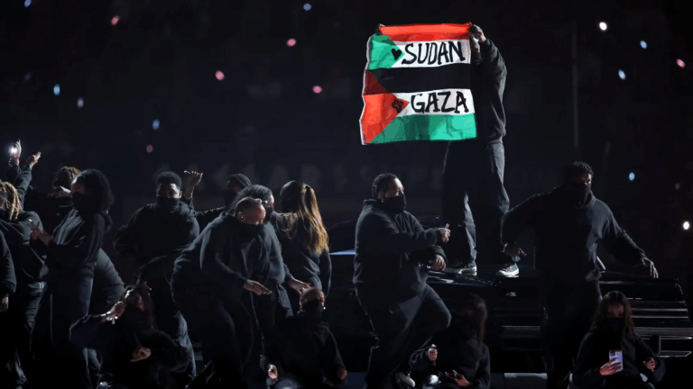 Protesta en el Super Bowl: Artista levanta banderas de Sudán y Palestina, NFL lo expulsa de por vida