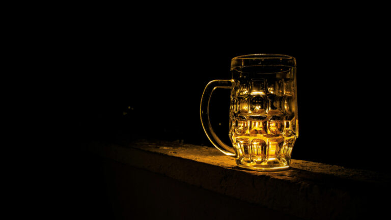 Beber alcohol con obesidad abdominal o diabetes duplica el riesgo de daño hepático grave, según estudio