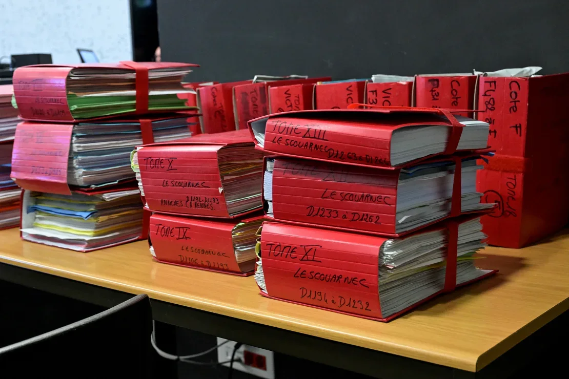 Esta fotografía muestra los expedientes en la sala del Tribunal Penal de Vannes el lunes, en el primer día del juicio de cuatro meses contra Le Scouarnec. Damien Meyer/AFP/Getty Images