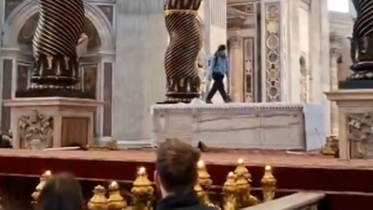 Hombre causa daños en la Basílica de San Pedro al saltar al altar principal