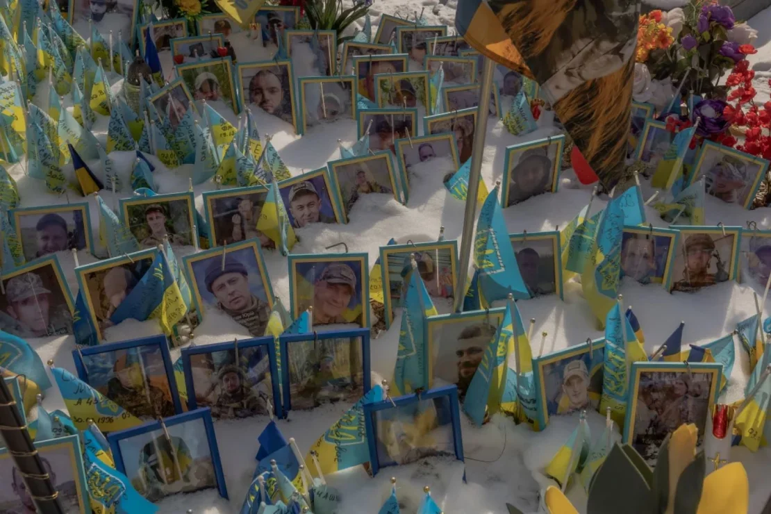 Retratos de soldados se exhiben en un memorial improvisado en homenaje a combatientes ucranianos y extranjeros en la Plaza de la Independencia de Kyiv, Ucrania, este domingo. Roman Pilipey/AFP/Getty Images