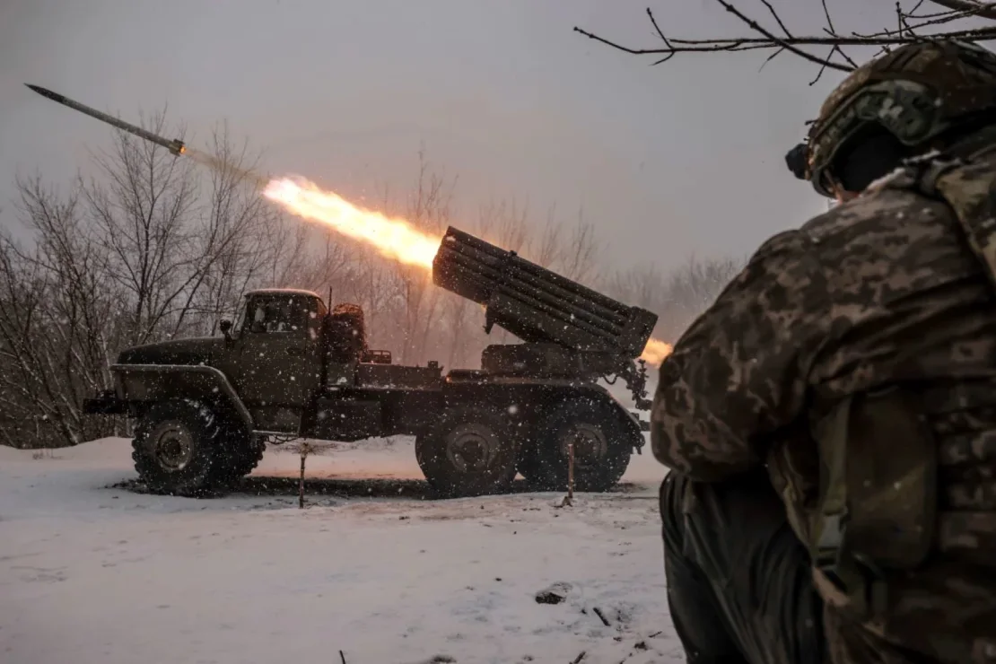 Militares ucranianos disparan hacia posiciones del Ejército ruso cerca de Chasiv Yar, en la región de Donetsk, Ucrania, el 15 de febrero. Oleg Petrasiuk/24.ª Brigada Mecanizada de Ucrania/AP
