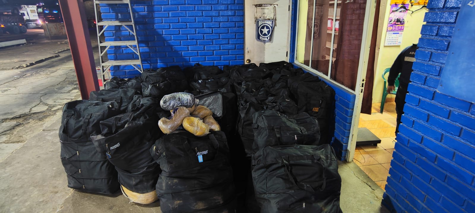 Incautan en Iquique casi 1.400 kilos de droga que iban a ser llevados hasta Lampa/Aduanas