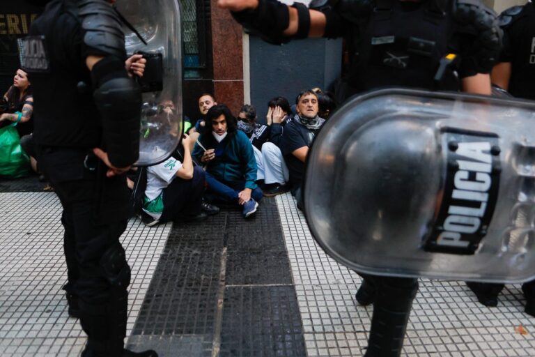 Gobierno de Milei denuncia a jueza que liberó detenidos en marcha por los jubilados