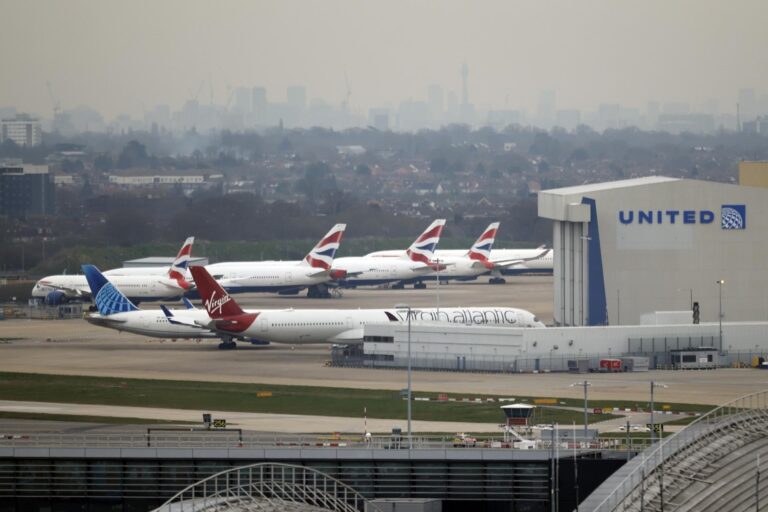Trastorno mundial en los viajes tras el cierre del aeropuerto de Heathrow en Londres