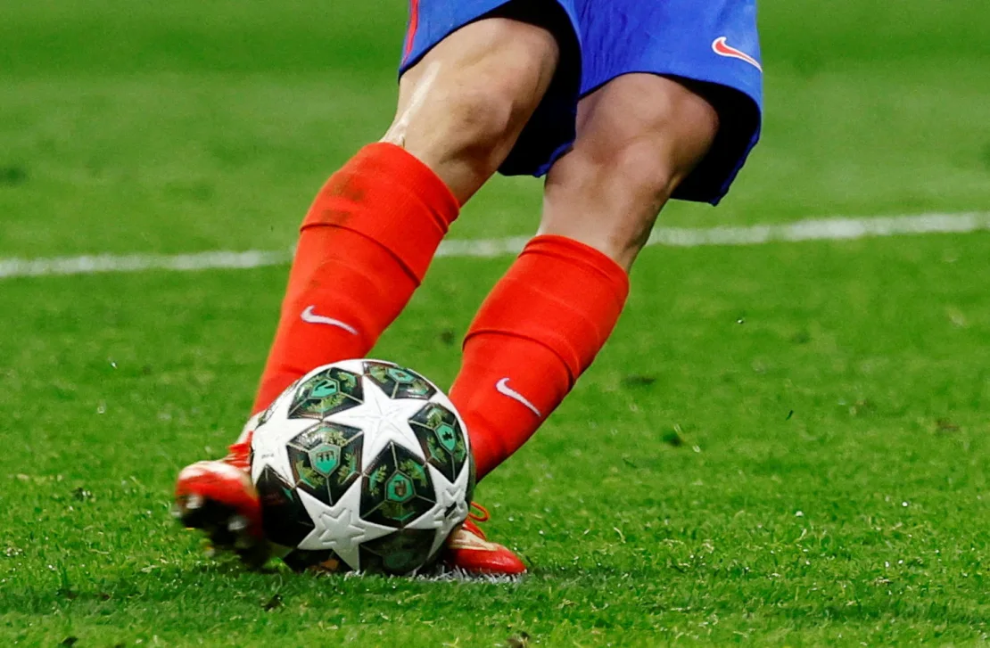 El pie izquierdo de Álvarez tocó el balón después de que su pierna de apoyo se resbaló debajo de él. Susana Vera/Reuters