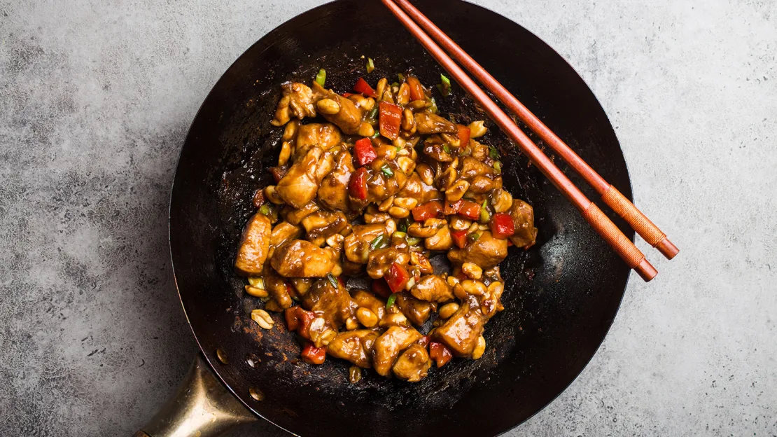 Una sabrosa combinación de pollo y maní. alguna chica/Adobe Stock