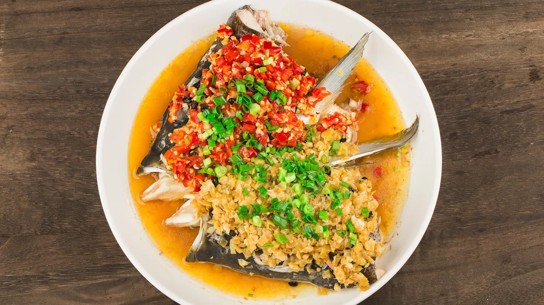 Consejo profesional: Pida un acompañamiento de albóndigas o fideos para mojar en el jugo después de que se hayan devorado las cabezas de pescado. dashu83/Adobe Stock
