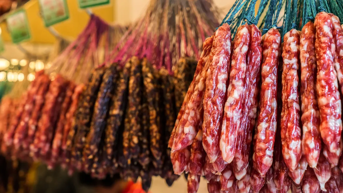 Las salchichas chinas en conserva generalmente se cuecen al vapor antes de servir. onlyyouqj/Adobe Stock