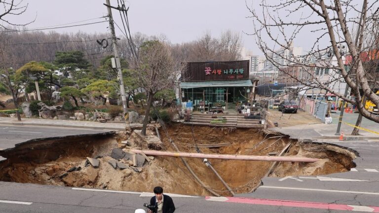 Tragedia en Corea del Sur: Motociclista muere tras caer en enorme socavón en plena vía pública en Seúl