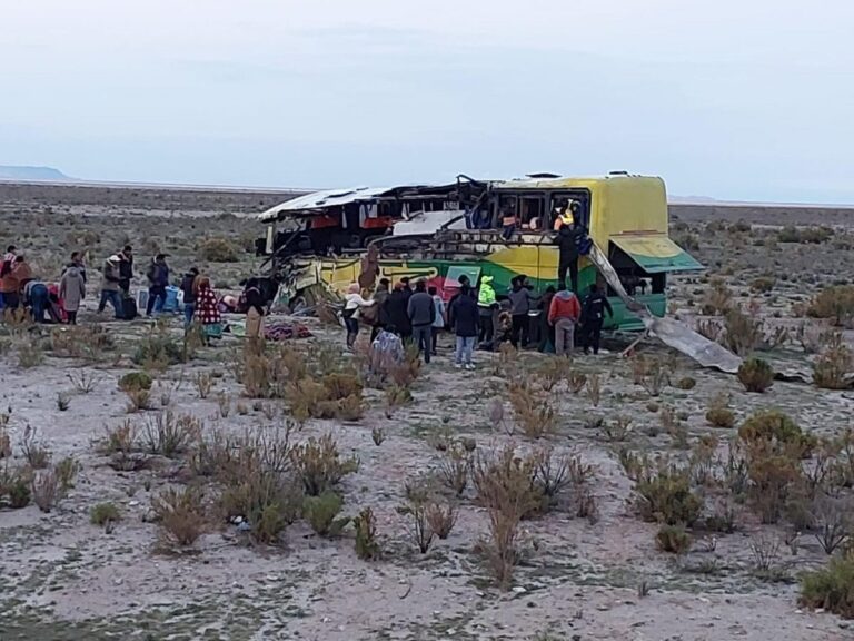 Al menos 37 muertos y 30 heridos por choque de autobuses en el altiplano de Bolivia