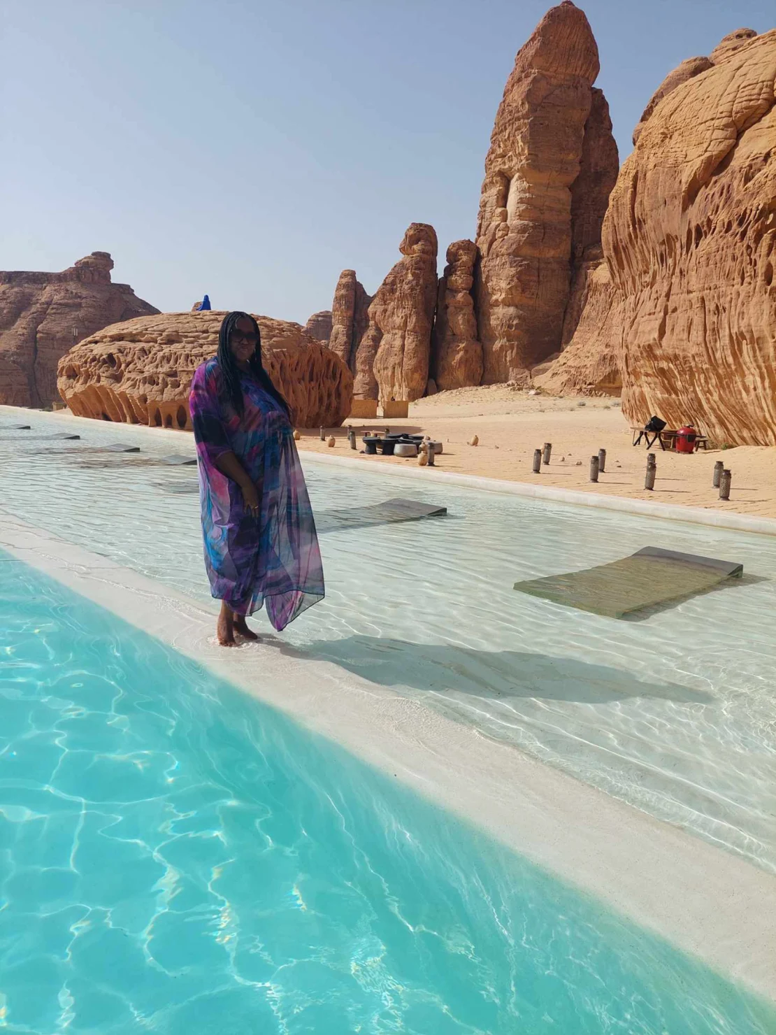 Nicole Brewer, de Estados Unidos, viajó a Arabia Saudita con una amiga hace dos años. En la foto aparece en el complejo turístico Our Habitas AlUla. Renée Evans