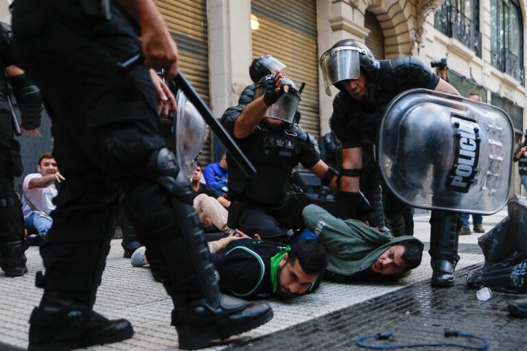 Más de 100 detenidos y casi 50 heridos en protestas contra el Gobierno de Milei afuera del Congreso de Argentina