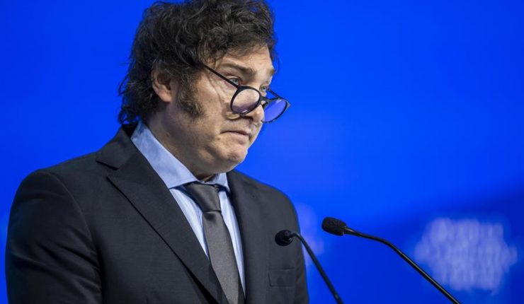 Milei en el ojo del huracán: Denuncian a Presidente argentino por violar ética pública tras promocionar beca universitaria